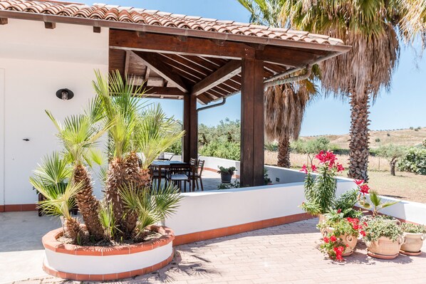 Outdoor dining - 'Veranda' Room with Mountain View, Wi-Fi and Air Conditioning (montallegro)