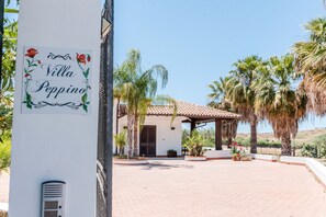 Exterior detail - 'Veranda' Room with Mountain View, Wi-Fi and Air Conditioning (montallegro)