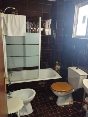 Regadera, secadora de cabello, toallas 