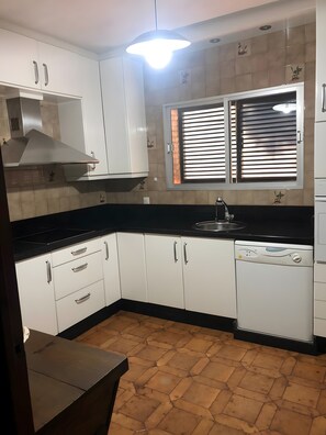 Fridge, microwave, oven, stovetop - Chalet El Paraíso with Sea Views, Private Terrace and Wi-Fi (Laguna del Portil/Huelva)