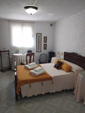 5 habitaciones, tabla de planchar con plancha y wifi gratis 