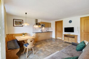 TV - Apartment 'Fichte' with Mountain View, Private Garden and Wi-Fi (Ridanna)