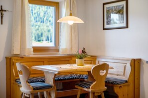 Dining - Apartment 'Fichte' with Mountain View, Private Garden and Wi-Fi (Ridanna)