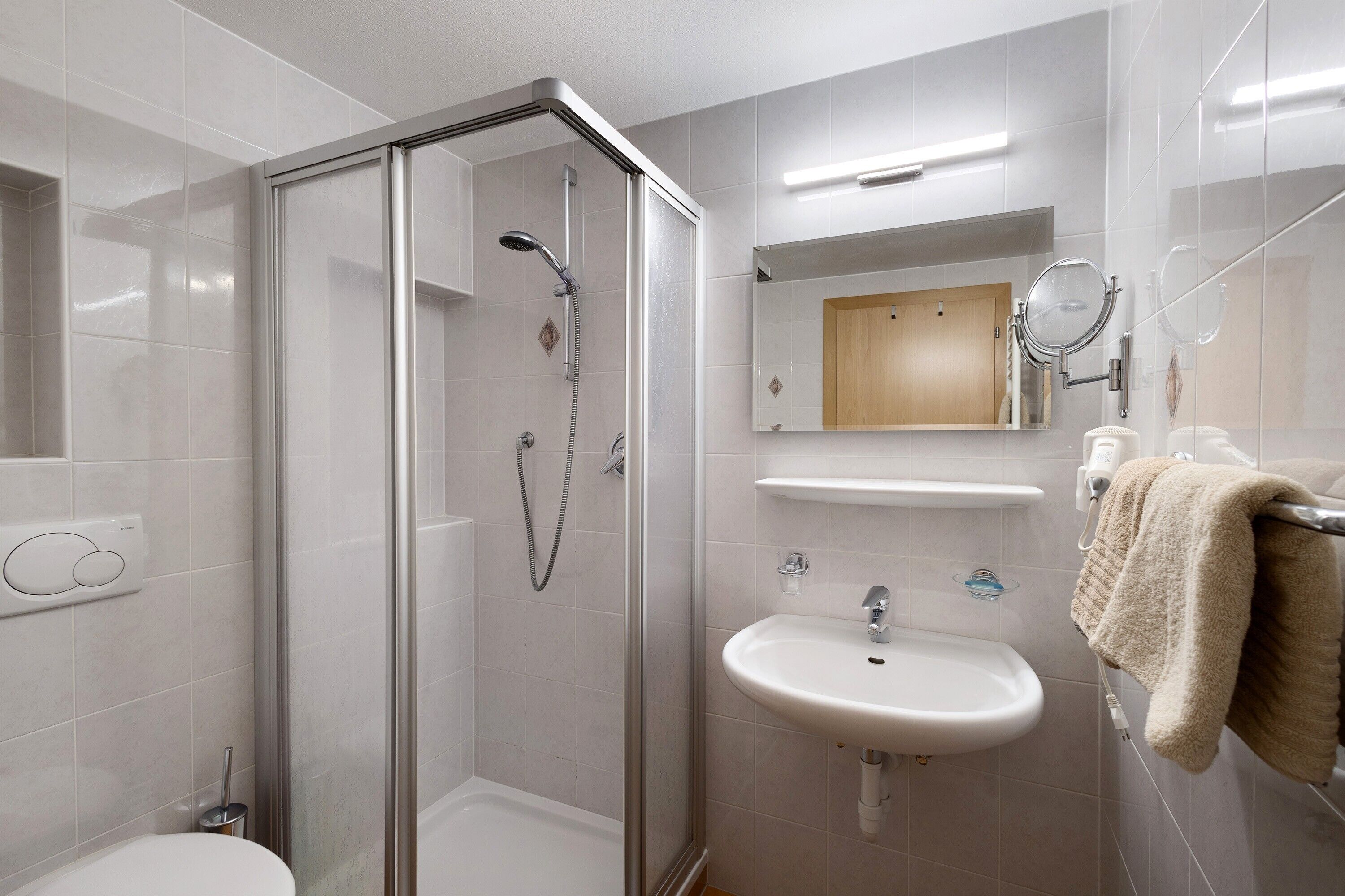 Dusche, Haartrockner, Handtücher
