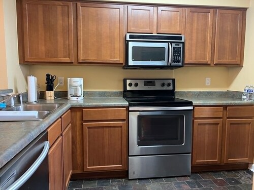 Cozy 1-bedroom condo with WiFi, AC in tranquil Gretna