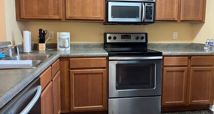 Cozy 1-bedroom condo with WiFi, AC in tranquil Gretna