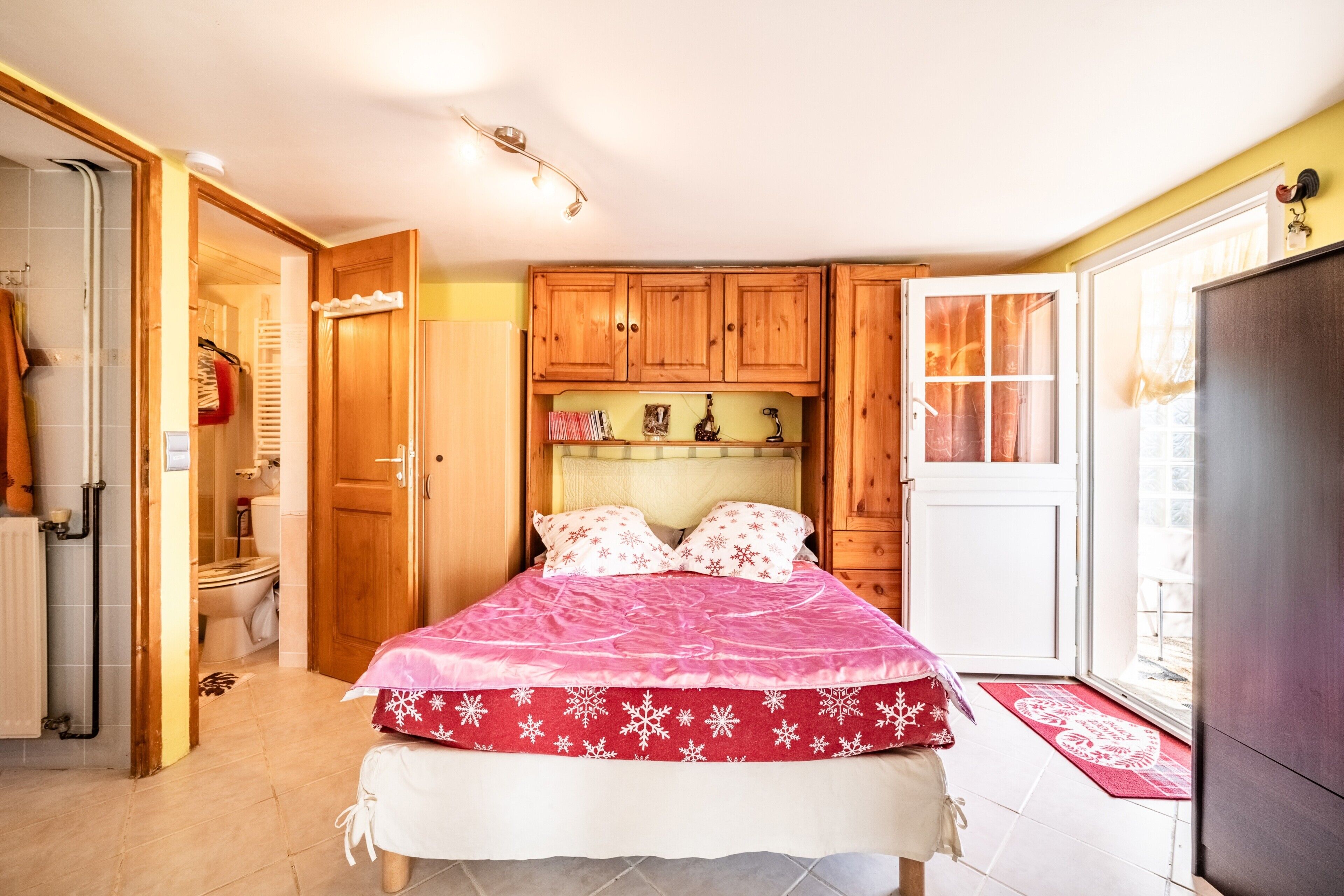 1 chambre, fer et planche à repasser, Wi-Fi gratuit, draps fournis