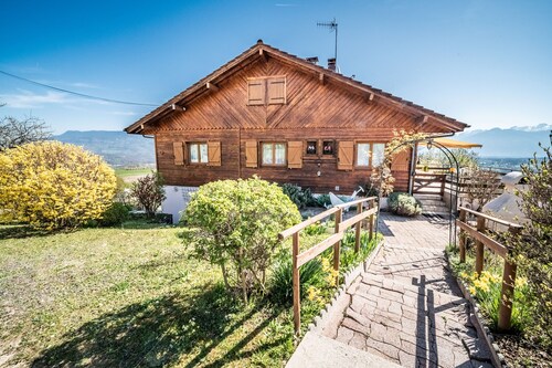 Apartment "Charmant" with Mountain View, Private Terrace and Wi-Fi