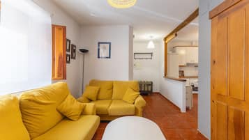 Een televisie, een open haard en een stereo