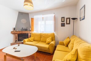 Una televisión, una chimenea, un reproductor estéreo