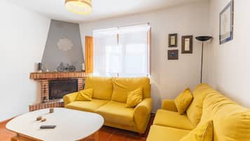 Een televisie, een open haard en een stereo