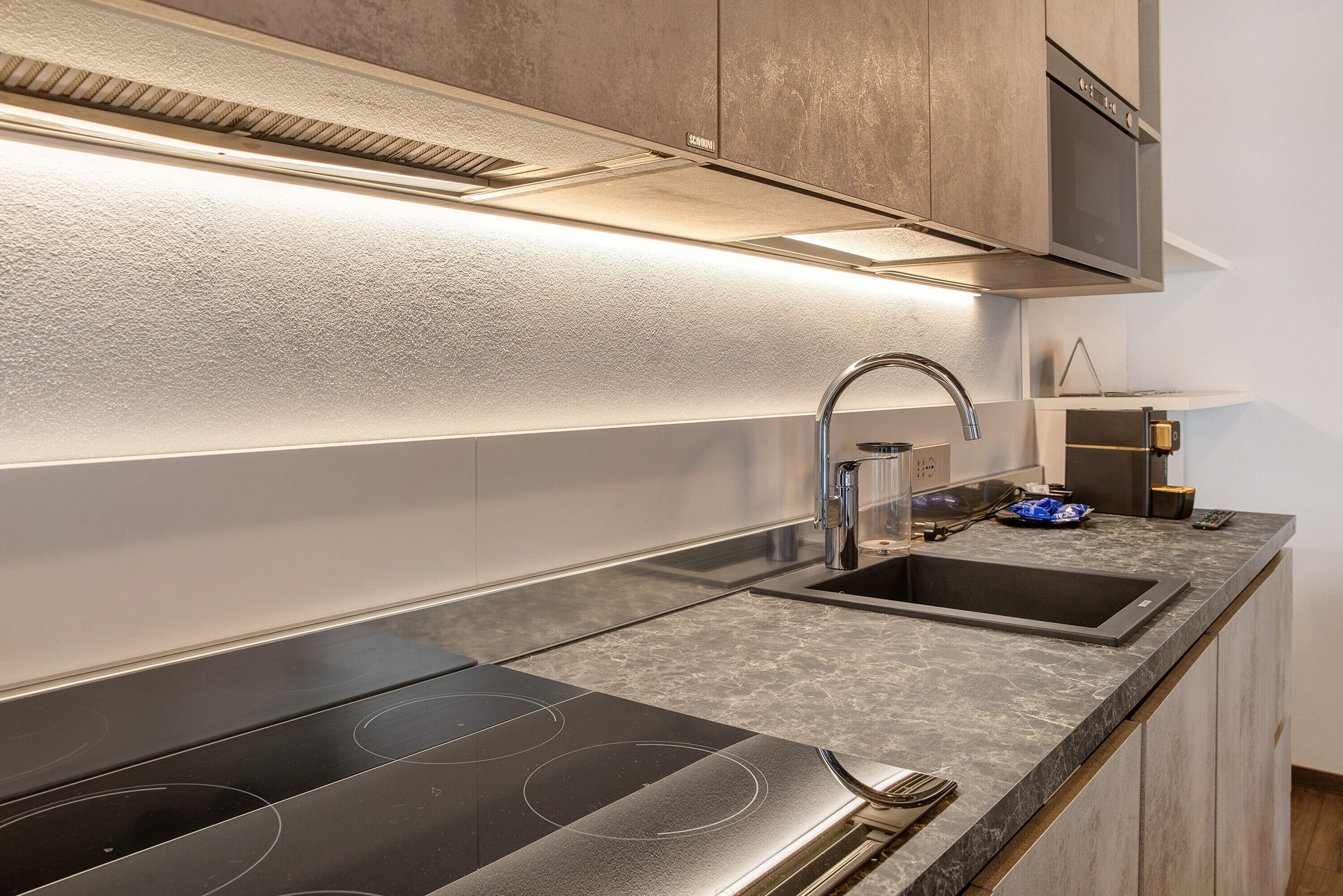 Kühlschrank, Mikrowelle, Ofen, Herdplatte