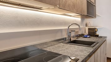 Frigorifero, microonde, forno, piano cottura