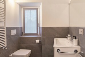 Shower, hair dryer, towels - Holiday Home 'Rosso' with Mountain View, Wi-Fi and Air Conditioning (Albosaggia)