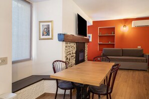 Dining - Holiday Home 'Rosso' with Mountain View, Wi-Fi and Air Conditioning (Albosaggia)