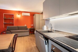 Frigorífico, microondas, horno y placa de cocina
