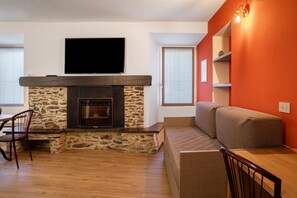 TV, fireplace - Holiday Home 'Rosso' with Mountain View, Wi-Fi and Air Conditioning (Albosaggia)