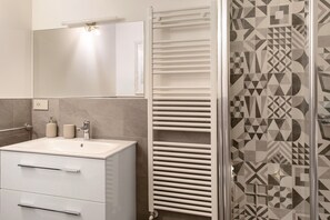 Douche, sèche-cheveux, serviettes fournies