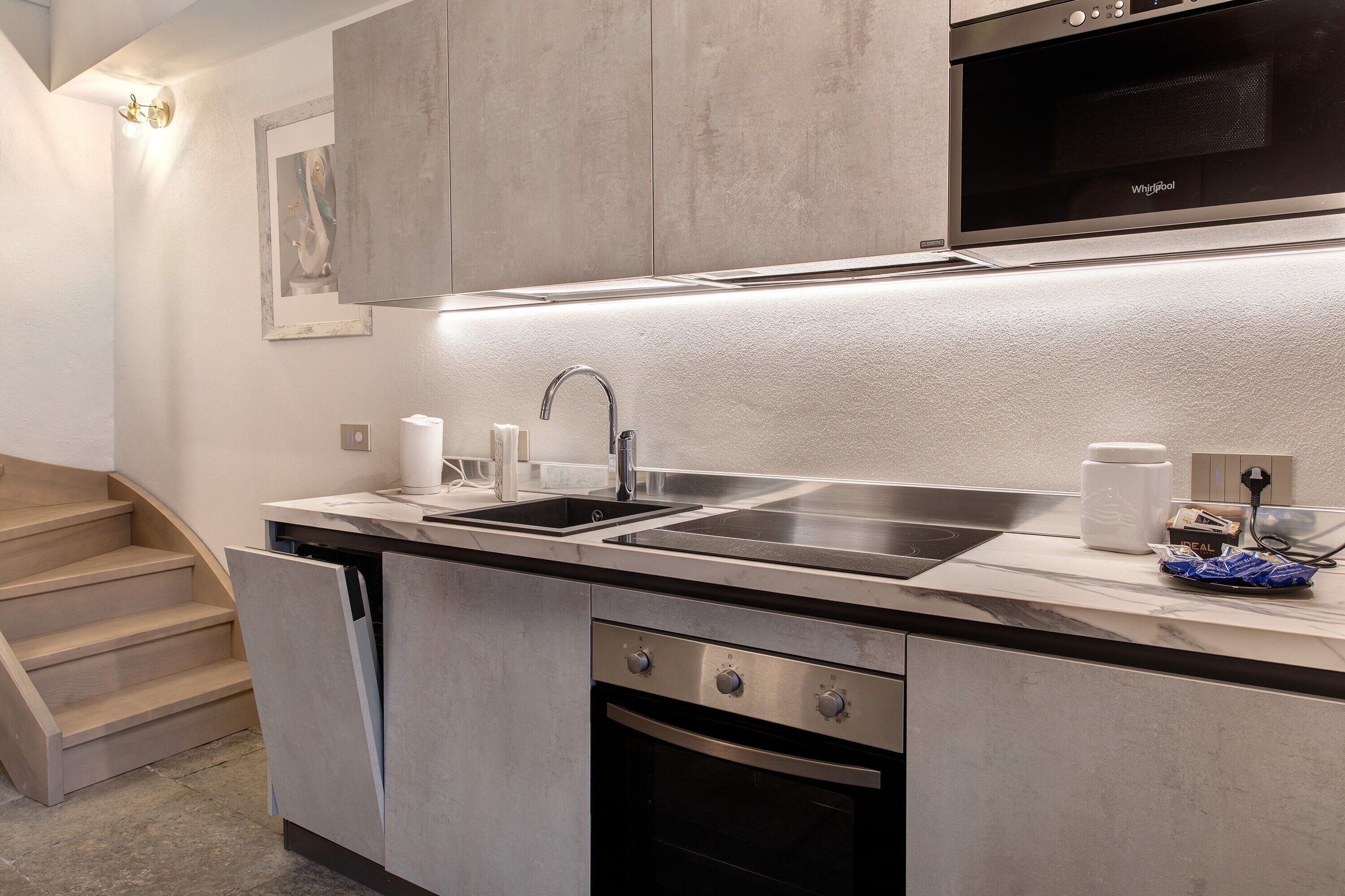 Réfrigérateur, micro-ondes, four, plaque de cuisson