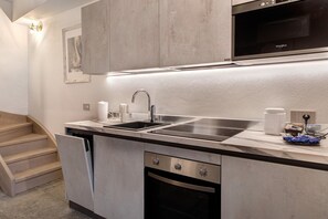 Frigorifero, microonde, forno, piano cottura