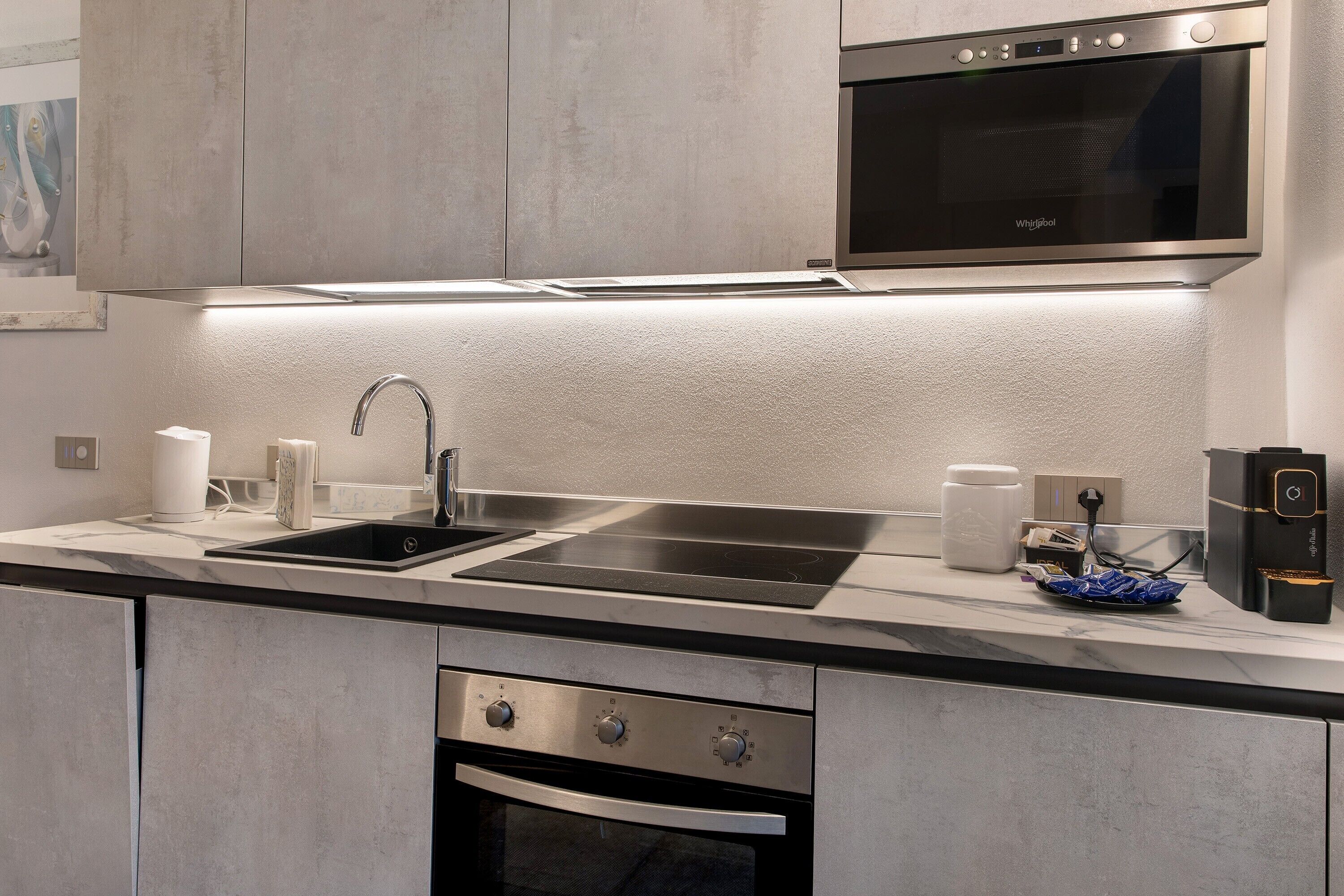 Réfrigérateur, micro-ondes, four, plaque de cuisson