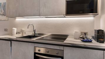 Réfrigérateur, micro-ondes, four, plaque de cuisson