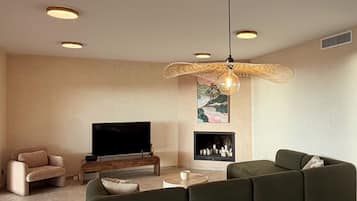 Televisión y chimenea