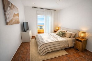 9 bedrooms, free WiFi, bed sheets - Villa 'Roselles' with Sea Views, Private Heated Pool, and Air Conditioning (Lloret de Mar)