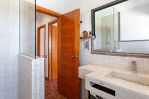Shower, towels - Villa 'La Venta' Spacious House with Sea Views, Private Heated Pool & Air Conditioning (Lloret de Mar)