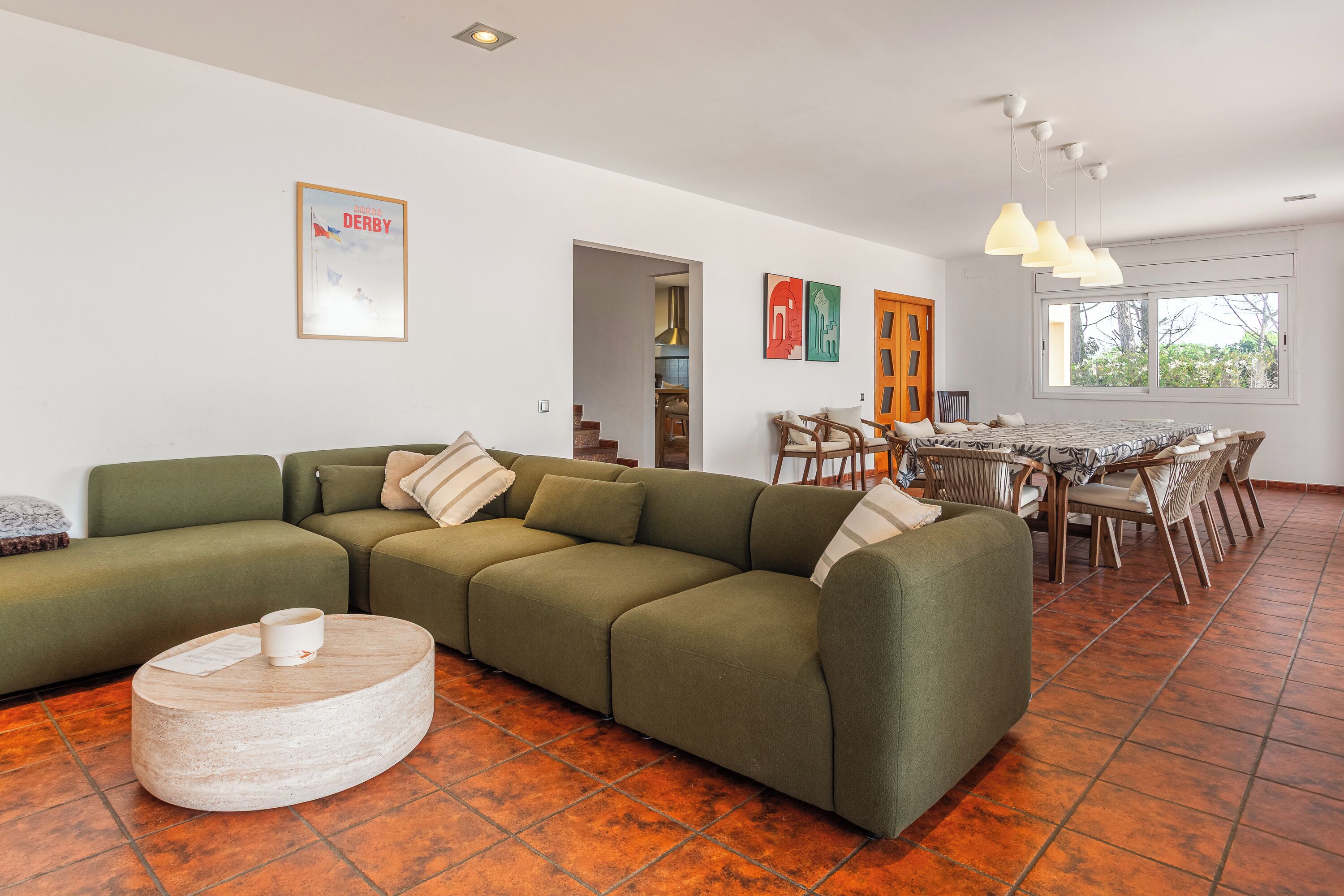 Een televisie en een open haard