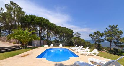 Villa 'Roselles' with Sea Views, Private Heated Pool, and Air Conditioning