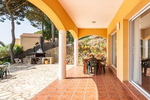 Outdoor dining - Villa 'La Venta' Spacious House with Sea Views, Private Heated Pool & Air Conditioning (Lloret de Mar)