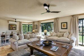 テレビ、暖炉、DVD プレーヤー、ステレオ