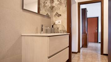 Ducha, secador de pelo, toallas