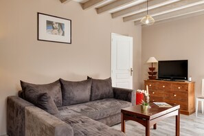 Una televisión, una mesa de tenis de mesa