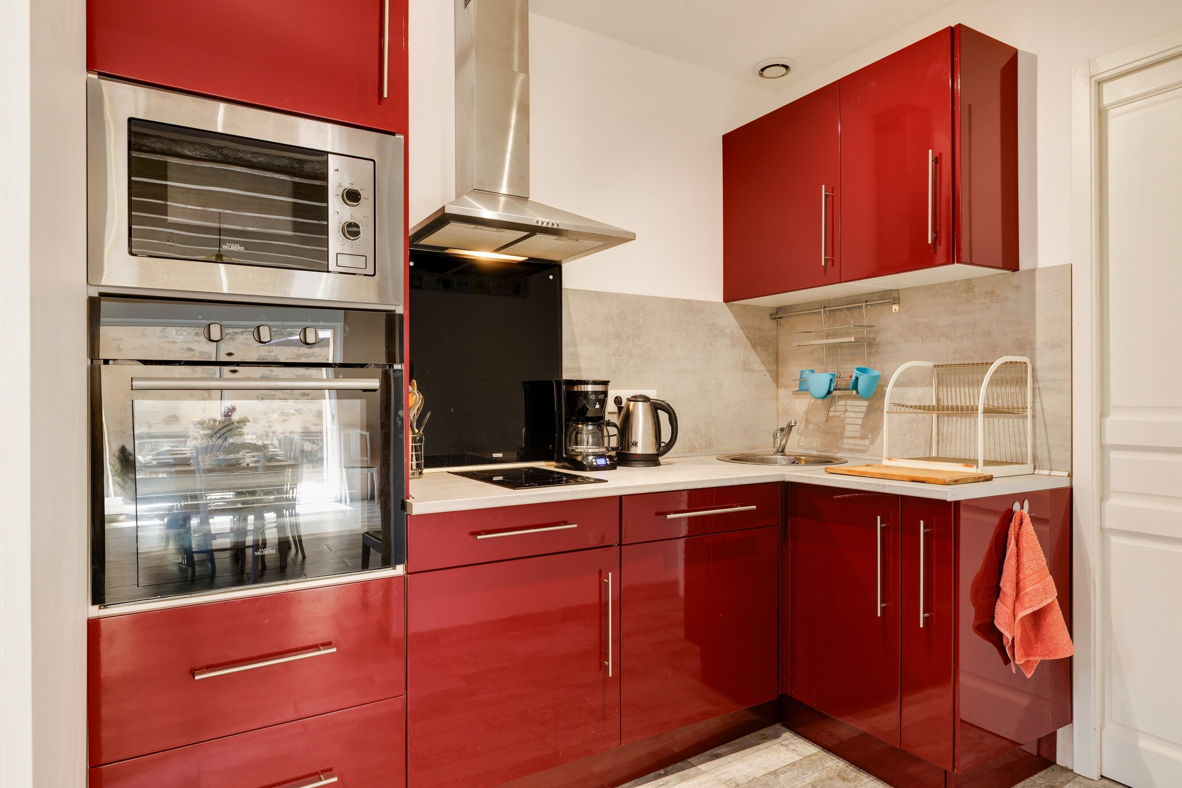 Frigorífico, microondas, horno y placa de cocina