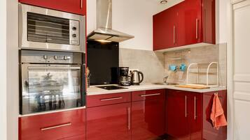 Frigorífico, microondas, horno y placa de cocina