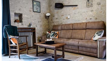 Een televisie en een tafeltennistafel