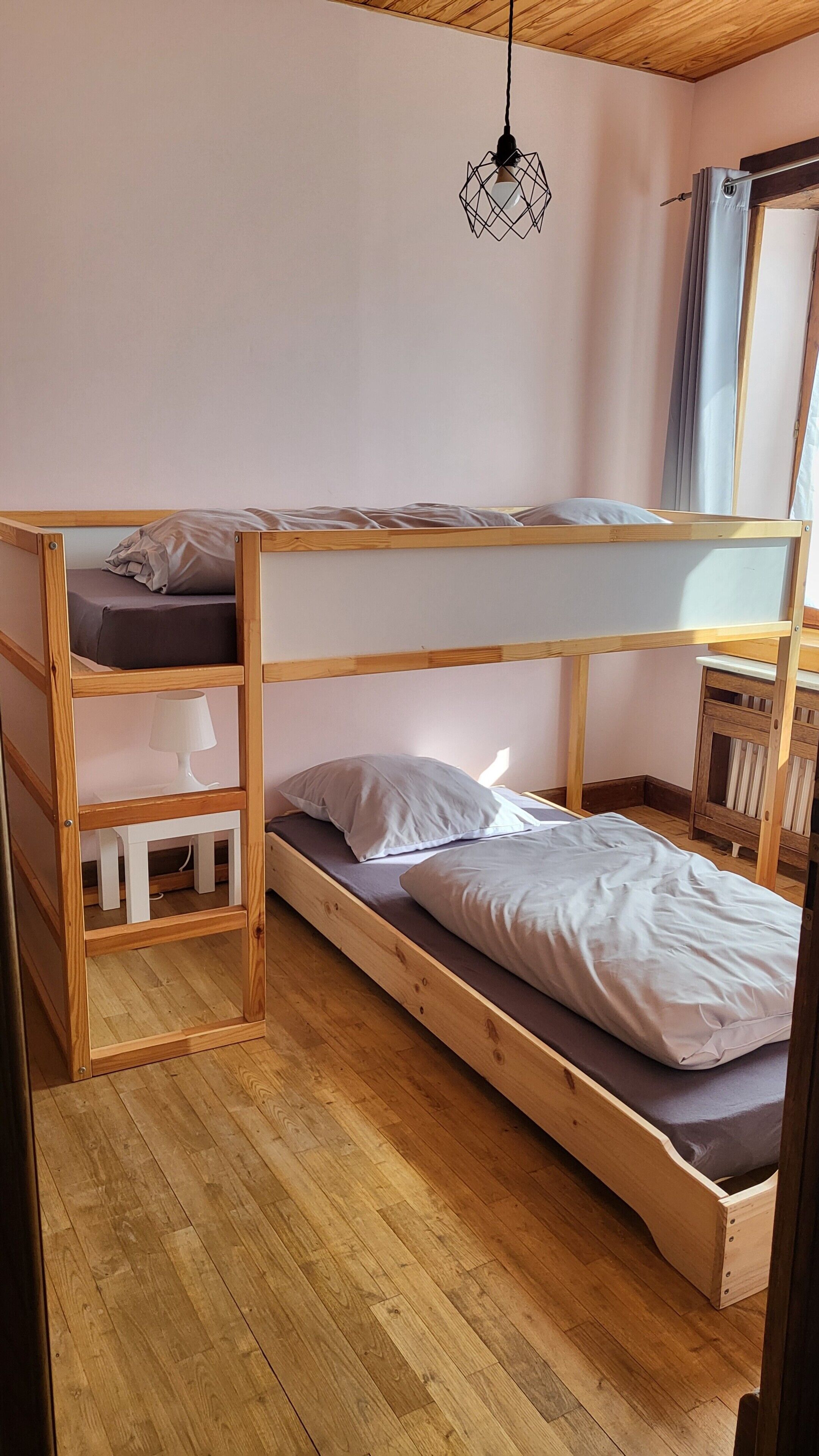 4 makuuhuonetta, silitysrauta/-lauta, ilmainen Wi-Fi, vuodevaatteet