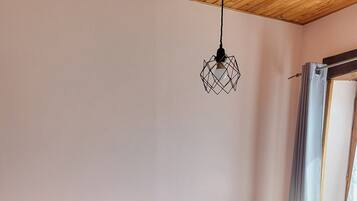 4 makuuhuonetta, silitysrauta/-lauta, ilmainen Wi-Fi, vuodevaatteet