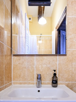 Regadera, secadora de cabello, toallas 