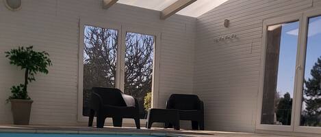 Een binnenzwembad en een verwarmd zwembad