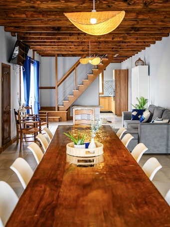 Interior. Cottage 'Le Figuier' with Shared Garden and wifi