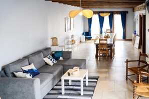 TV, ping pong - Cottage 'Le Figuier' with Shared Garden and wifi (Chenou)