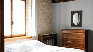 4 bedrooms, iron/ironing board, free WiFi, bed sheets