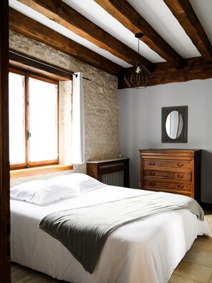 4 bedrooms, iron/ironing board, free WiFi, bed sheets