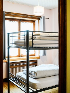 4 bedrooms, iron/ironing board, free WiFi, bed sheets