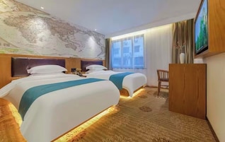 Escritorio, espacio para trabajar con laptop y wifi gratis 