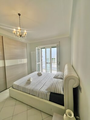 2 bedrooms, iron/ironing board, free WiFi, bed sheets - Apartment 'Centralissimo' with Balcony, Wi-Fi and Air Conditioning (Sanremo)