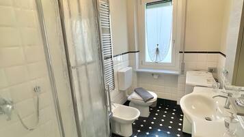 Dusche, Haartrockner, Handtücher